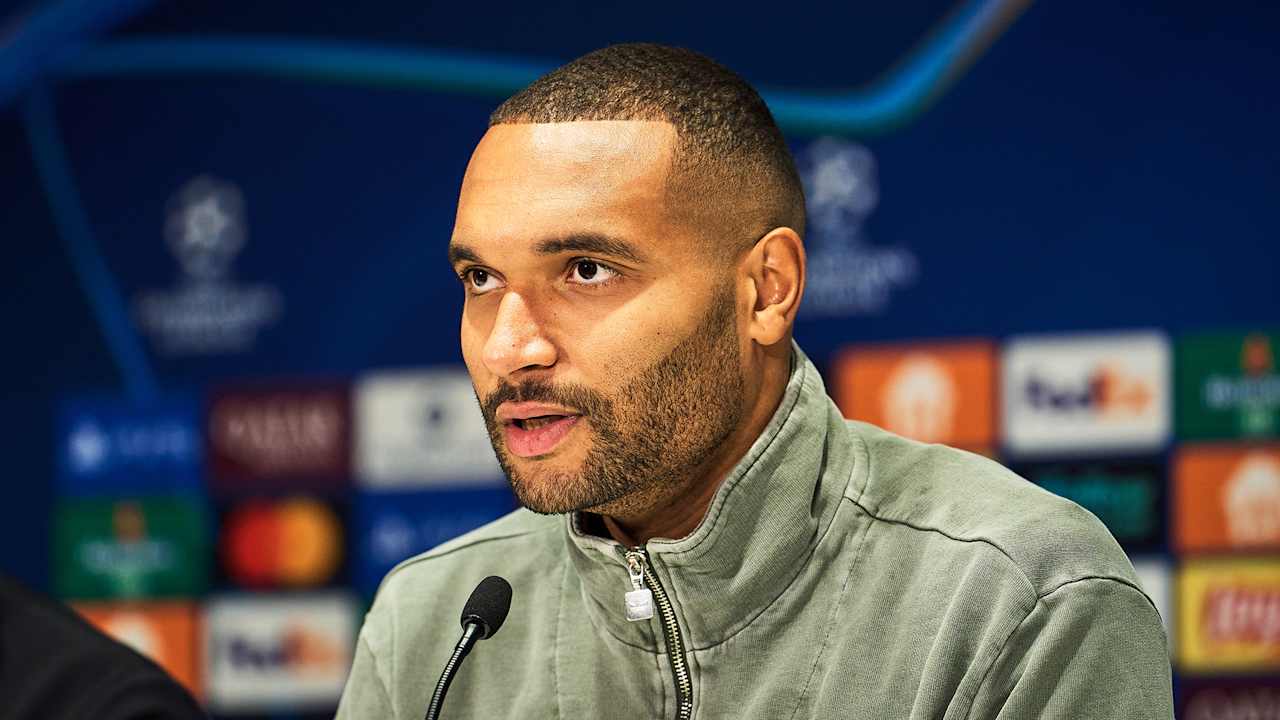 Jonathan Tah spricht auf der Pressekonferenz vor dem Eindhoven-Spiel