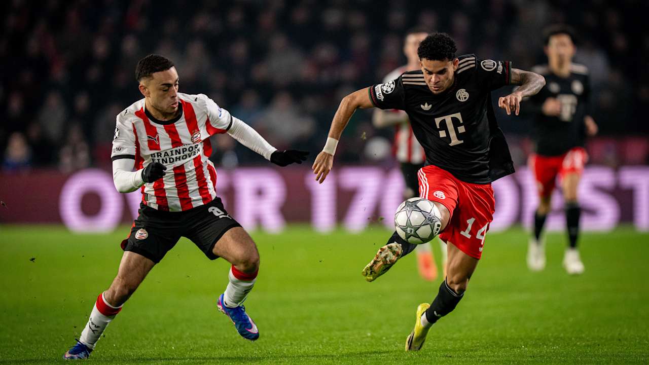Luis Díaz in Schwarz im Champions League-Spiel des FC Bayern bei PSV Eindhoven