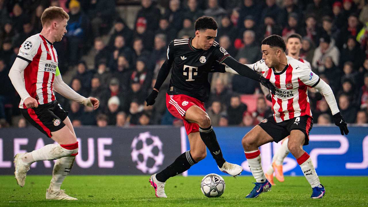 Jamal Musiala in Schwarz im Champions League-Spiel des FC Bayern bei PSV Eindhoven