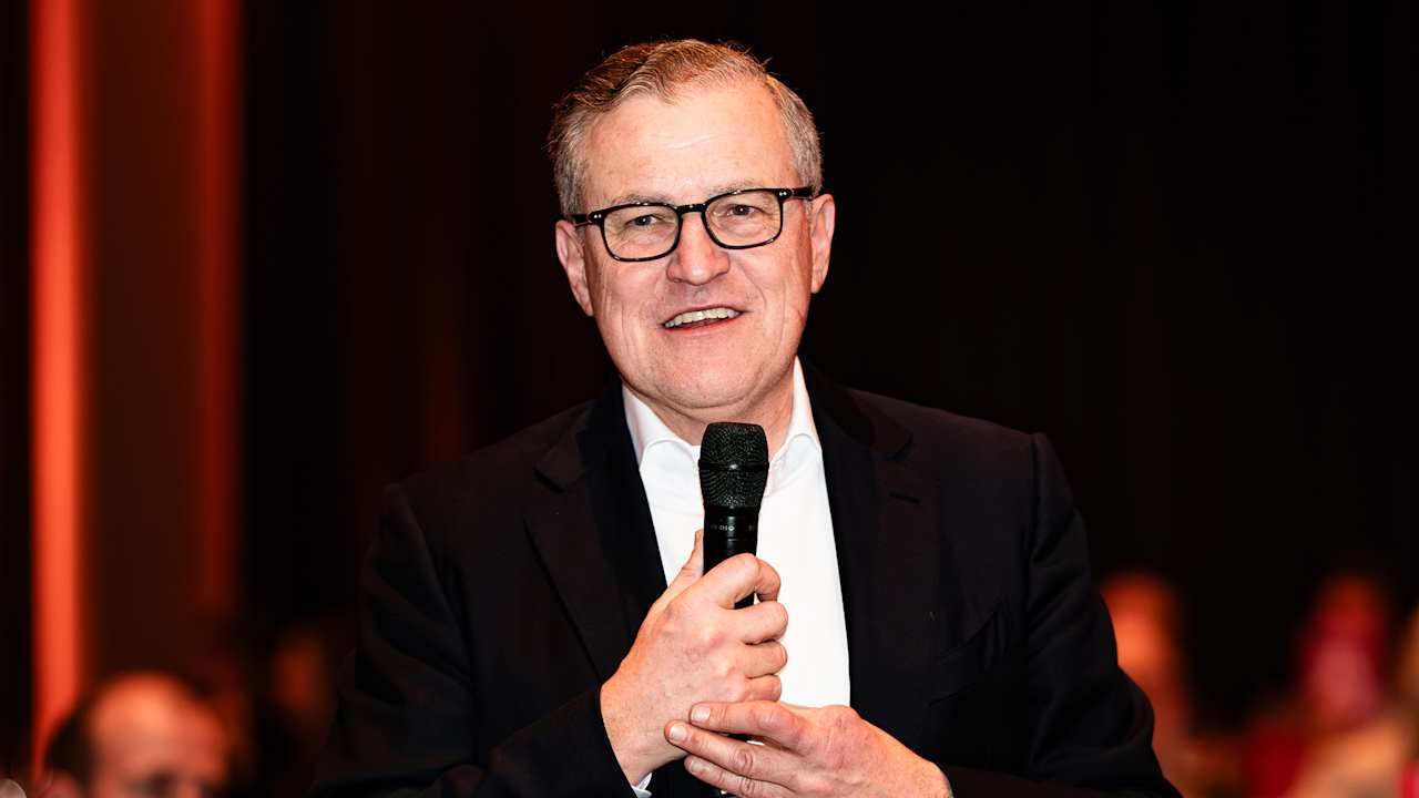 Jan-Christian Dreesen spricht auf dem Bankett des FC Bayern in Eindhoven