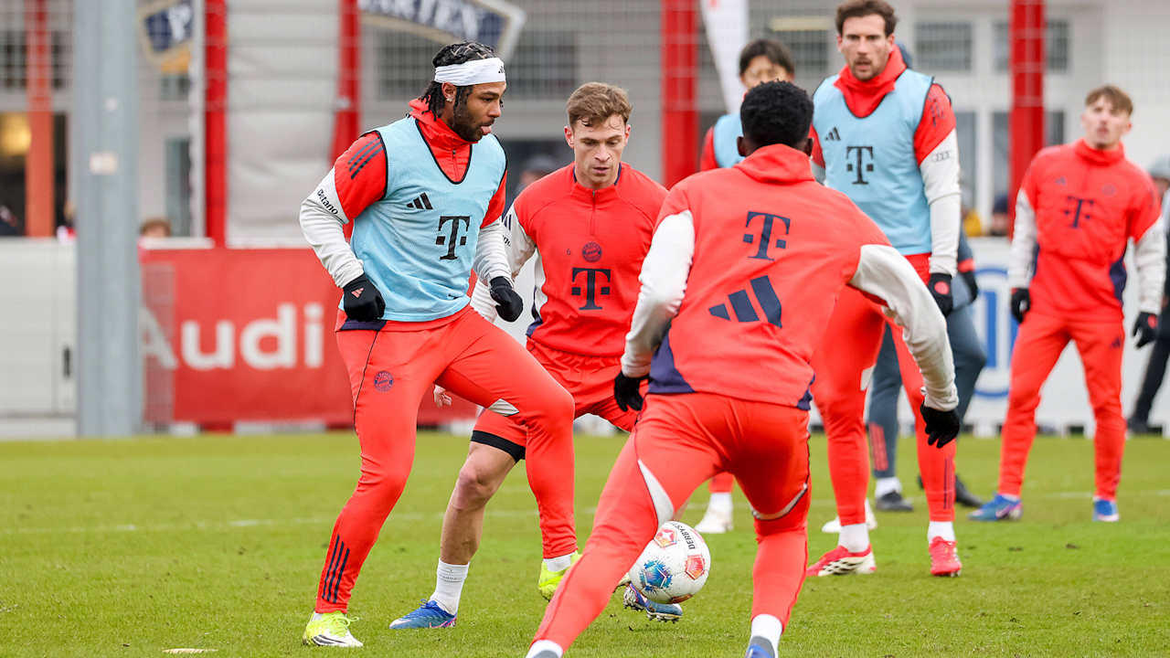 Serge Gnabry y Joshua Kimmich en un duelo durante el entrenamiento del FC Bayern.