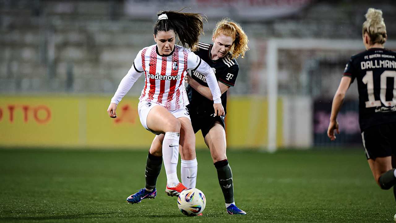 Stine Ballisager im Zweikampf während des Gastspiels der FC Bayern Frauen in der Google Pixel Frauen-Bundesliga beim SC Freiburg