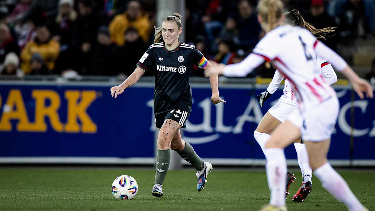 Georgia Stanway mit Ball am Fuß während des Gastspiels der FC Bayern Frauen in der Google Pixel Frauen-Bundesliga beim SC Freiburg