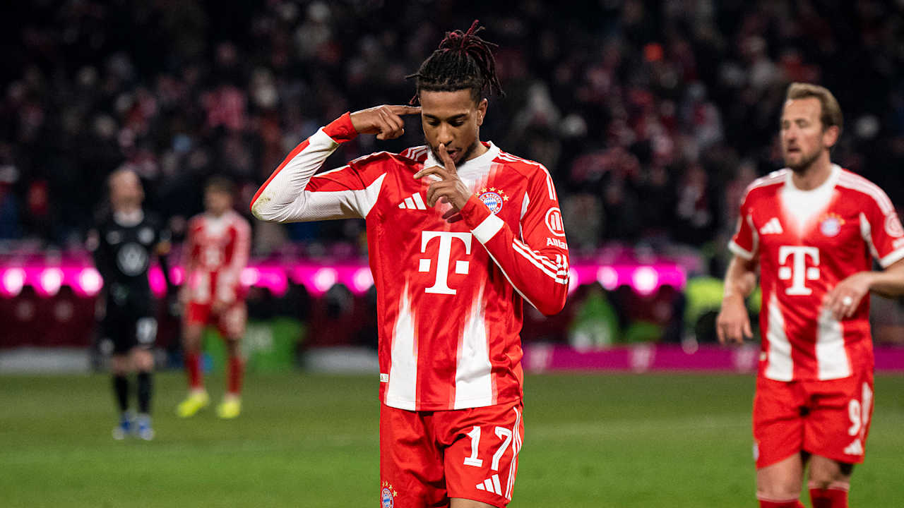 Michael Olise jubelt nach einem Tor für den FC Bayern gegen Wolfsburg mit Zeigefinger auf dem Mund