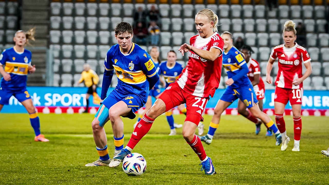 Pernille Harder im Zweikampf während des Gastspiels der FC Bayern Frauen in der Google Pixel Frauen-Bundesliga beim FC Carl Zeiss Jena