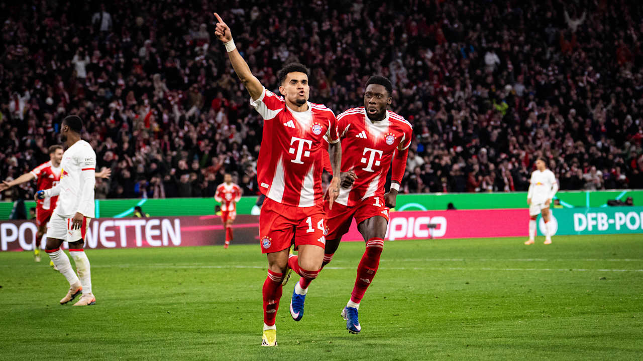 Luis Díaz y Alphonso Davies, vestidos de rojo, celebran el gol contra el RB Leipzig.