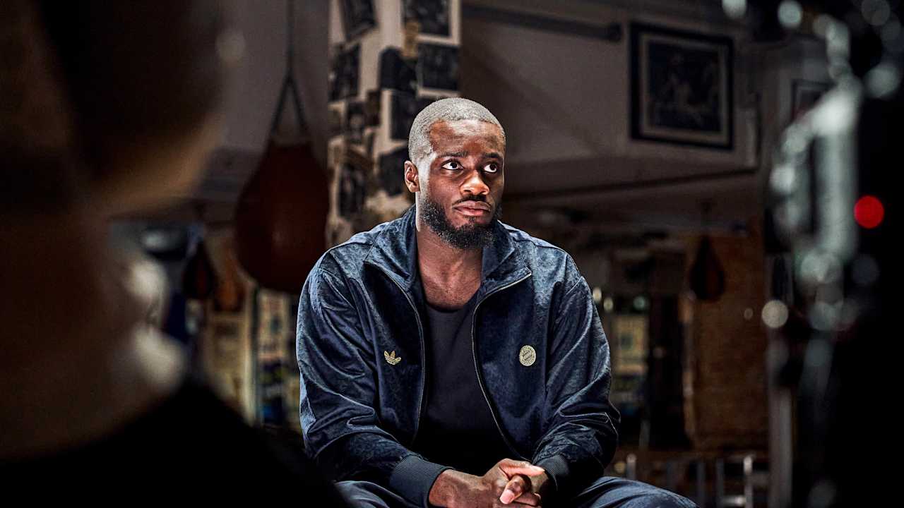 Dayot Upamecano im Gym bei seiner Vertragsverlängerung bis 2030