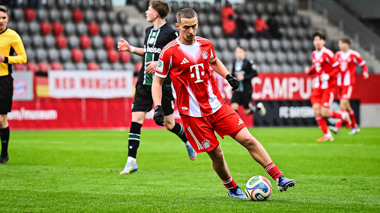 Spielszene aus dem Heimspiel der FC Bayern U19 in der Hauptrunde der U19-DFB-Nachwuchsliga gegen Hannover 96.