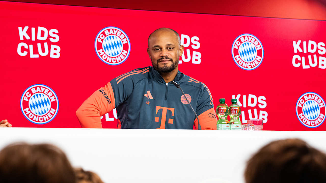 Vincent Kompany spricht auf der Kids Club Pressekonferenz