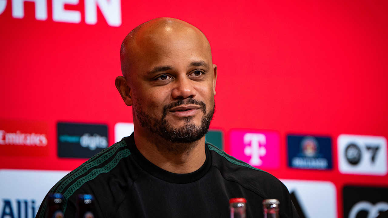 Vincent Kompany spricht auf einer PK