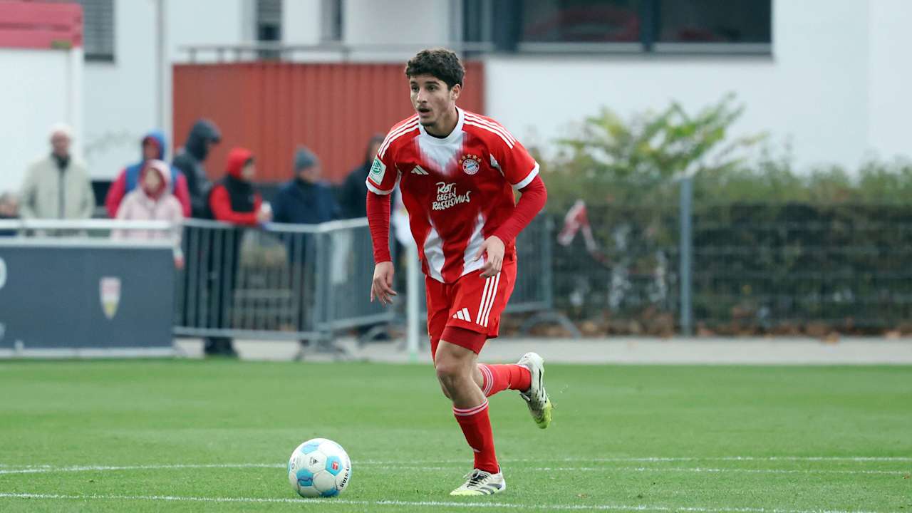 Nderim Zogaj führt den Ball am Fuß.