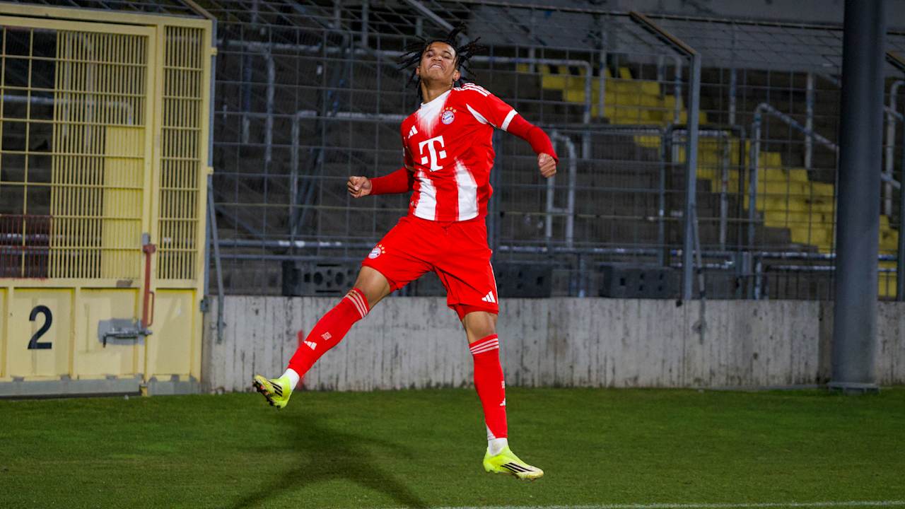 Julien Yanda springt bei seinem Jubel in die Luft.