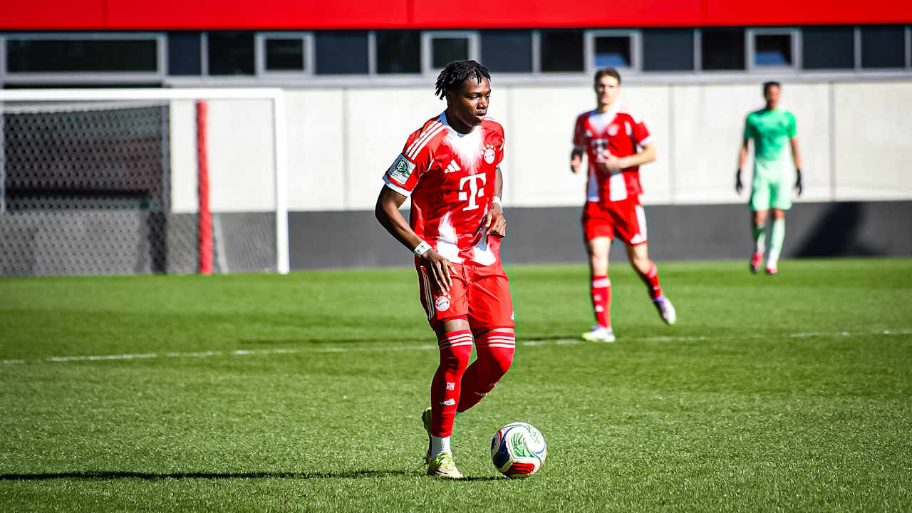 Spielszene aus dem Heimspiel der FC Bayern U19 in der Hauptrunde der U19-DFB-Nachwuchsliga gegen Borussia Mönchengladbach.