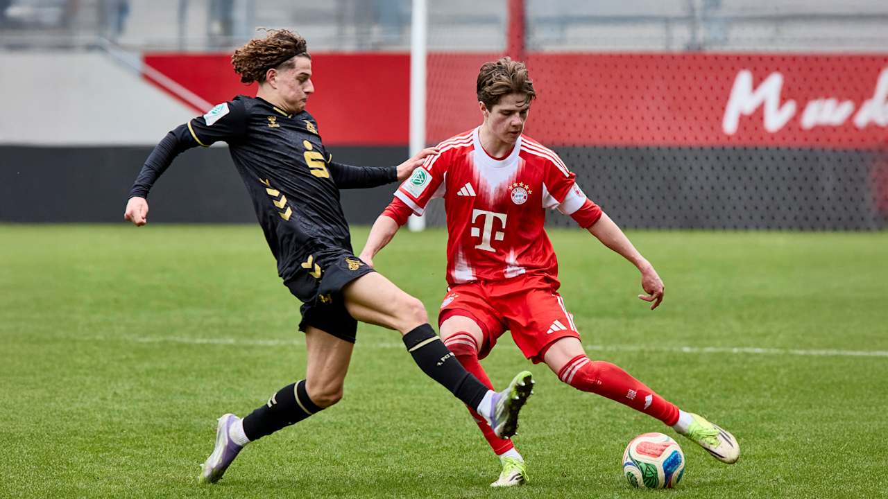 Xaver Pucci im Duell mit einem Gegenspieler des 1. FC Köln.