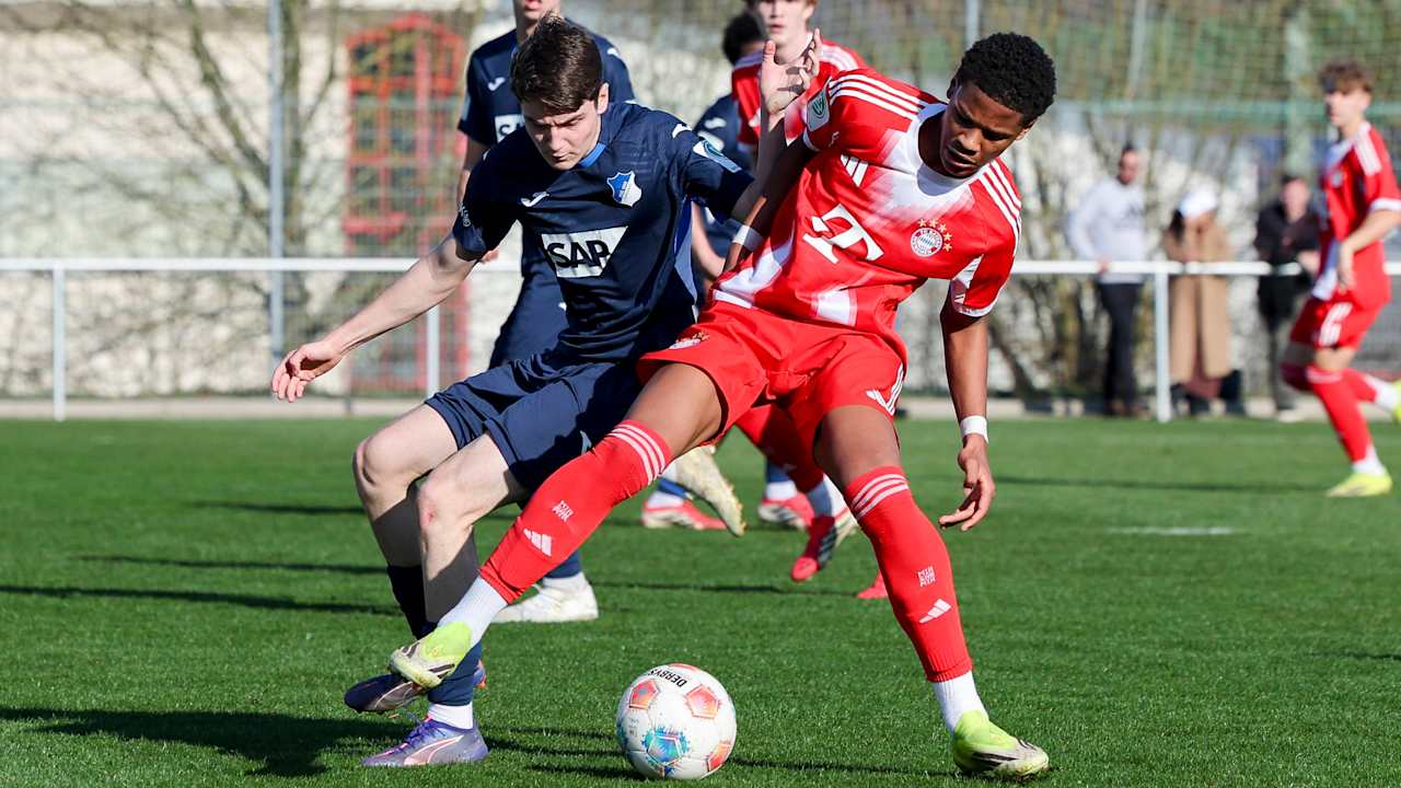 Leeron Danioko im Zweikampf mit einen Gegenspieler der TSG Hoffenheim.