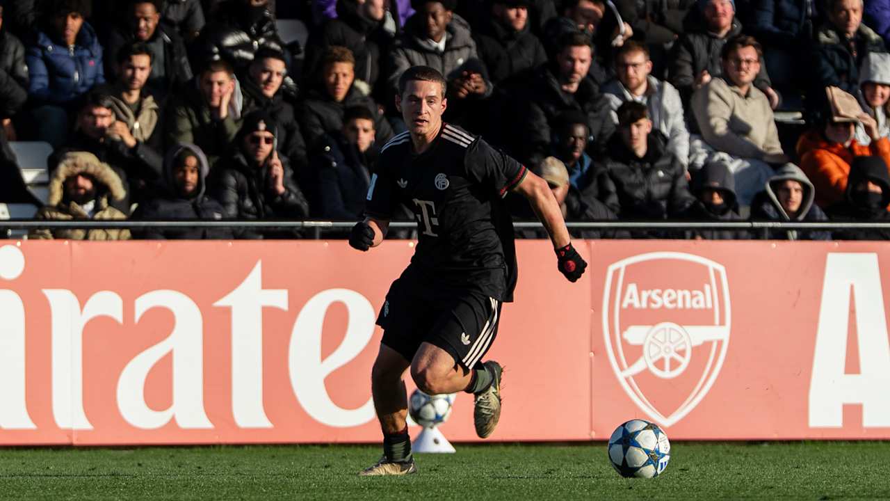 Yll Gashi im Dribbling.