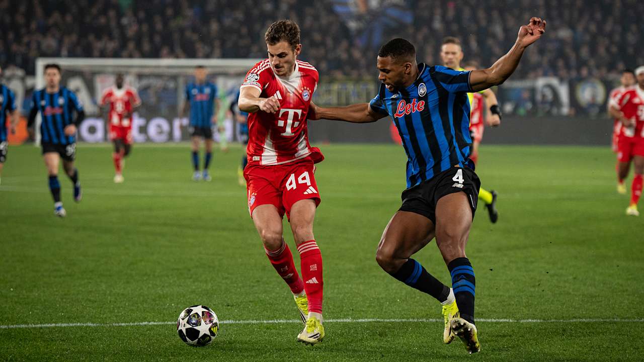 Josip Stanisic im Zweikampf im Hinspiel des FC Bayern bei Atalanta Bergamo im Champions League Achtelfinale
