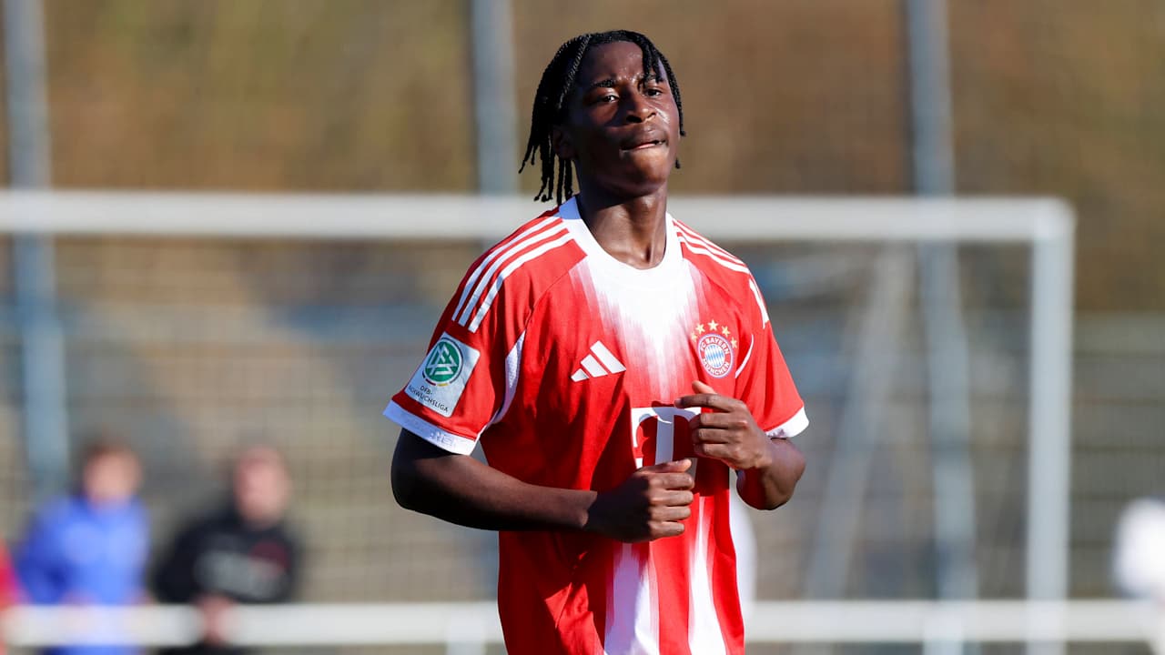 Aviel Hentcho Nseke schaut in die Luft.