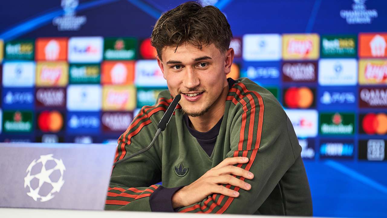 Tom Bischof at the FC Bayern press conference ahead of the match against Atalanta