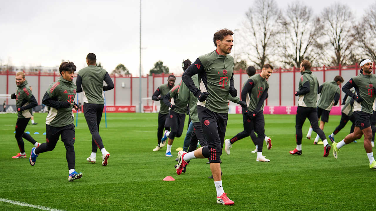 Inside FC Bayern Training: Leon Goretzka running on the training pitch
