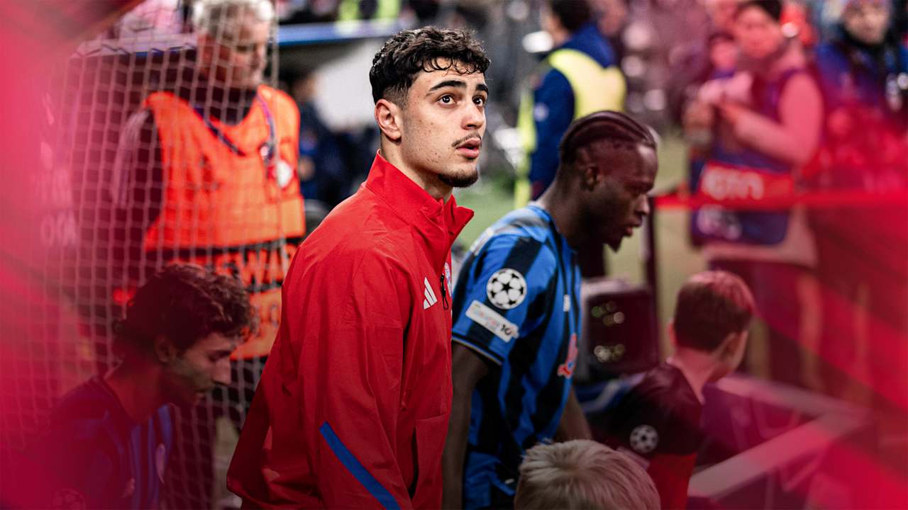 Aleksandar Pavlovic dribbelt mit dem Ball im Champions League-Spiel des FC Bayern gegen Atalanta Bergamo.