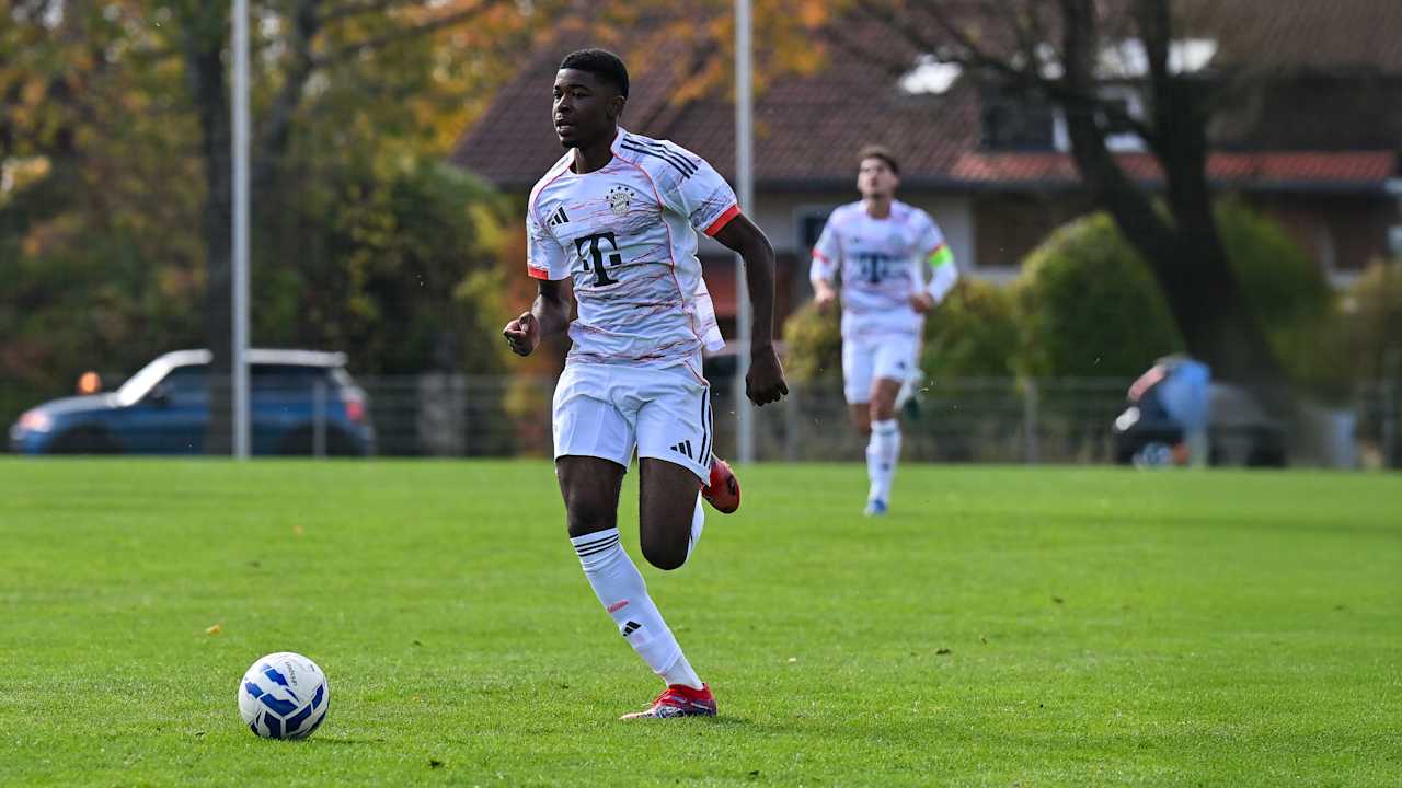 Allen Junior Lambe dribbelt im Auswärtstrikot des FC Bayern.
