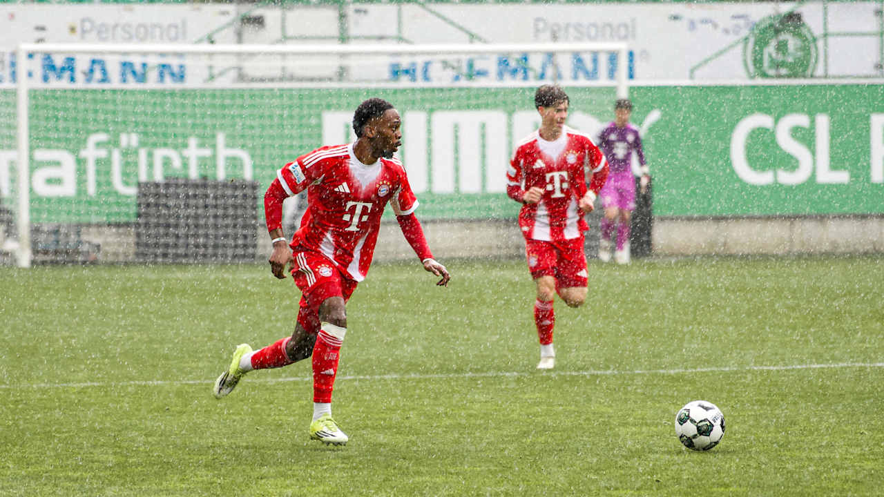 Michael Matosevic führt den Ball am Fuß.