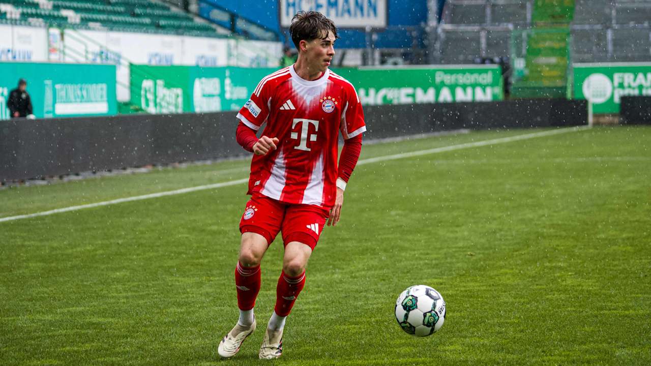 Maximilian Schuhbauer führt den Ball am Fuß.