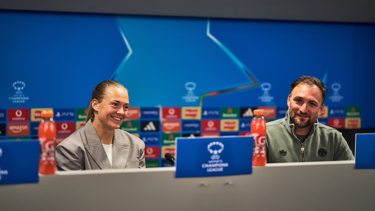Magdalena Eriksson und José Barcala auf der Pk vor dem Spiel bei Manchester United.