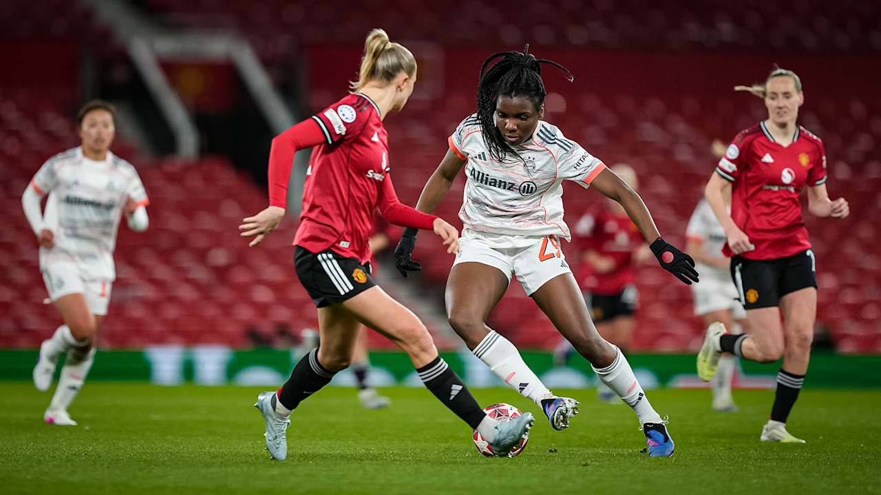 Edna Imade Franziska Kett im Zweikampf während des Viertelfinal-Hinspiels der FC Bayern Frauen bei Manchester United
