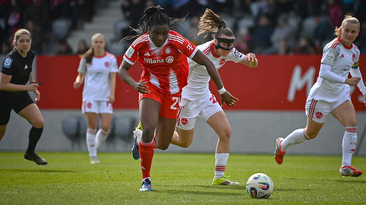 Edna Imade im Laufduell während des Heimspiels der FC Bayern Frauen in der Frauen-Bundesliga gegen den 1. FC Nürnberg