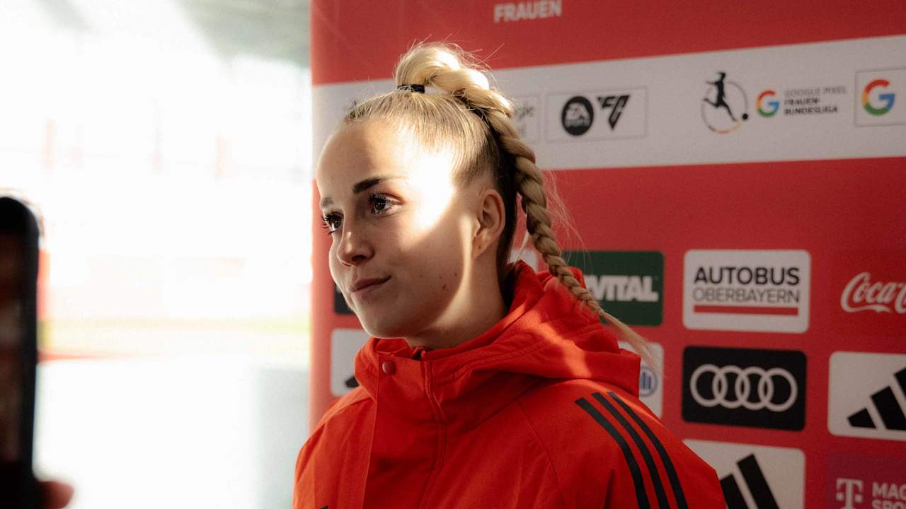 Giulia Gwinn lächelnd beim Interview