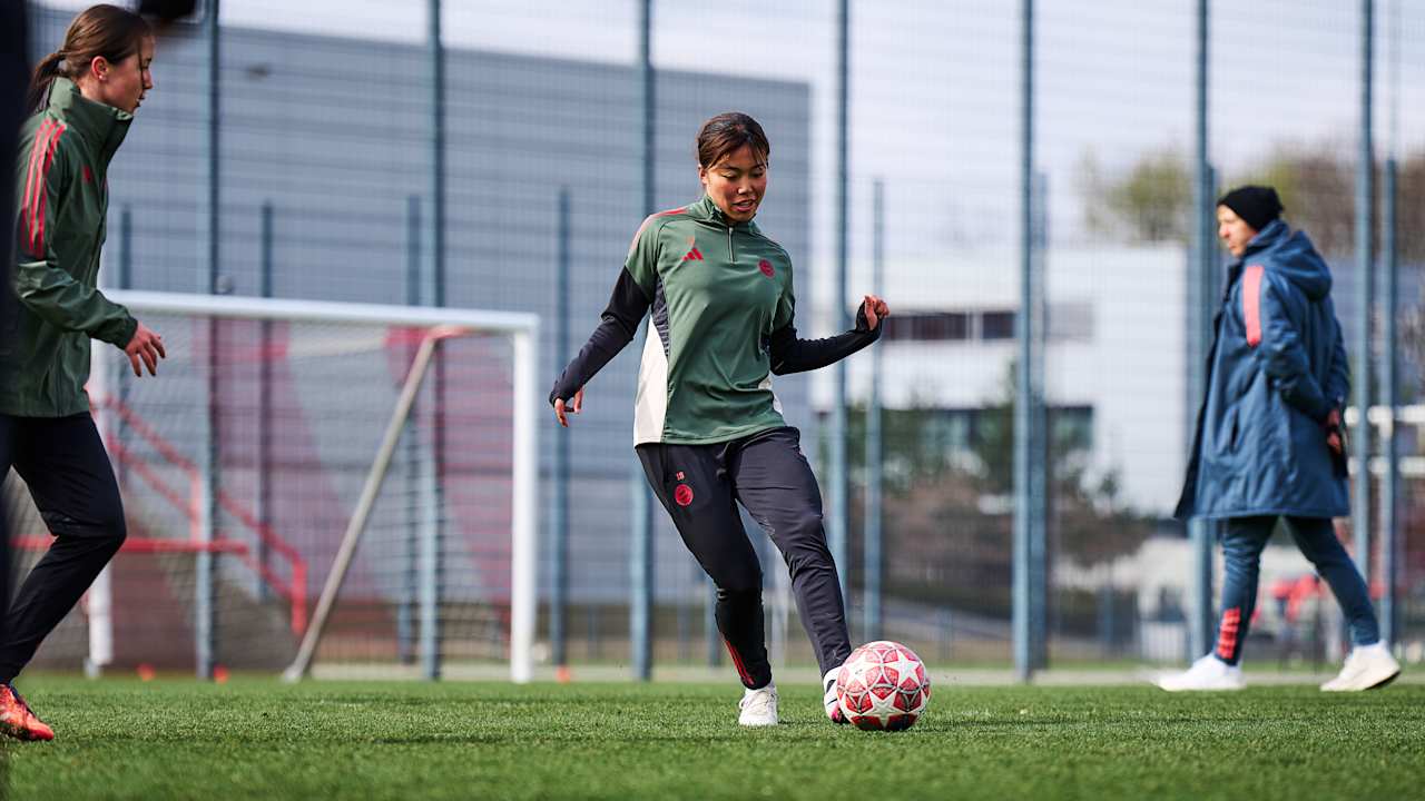 Momoko Tanikawa während einer Trainingseinheit der FC Bayern Frauen.