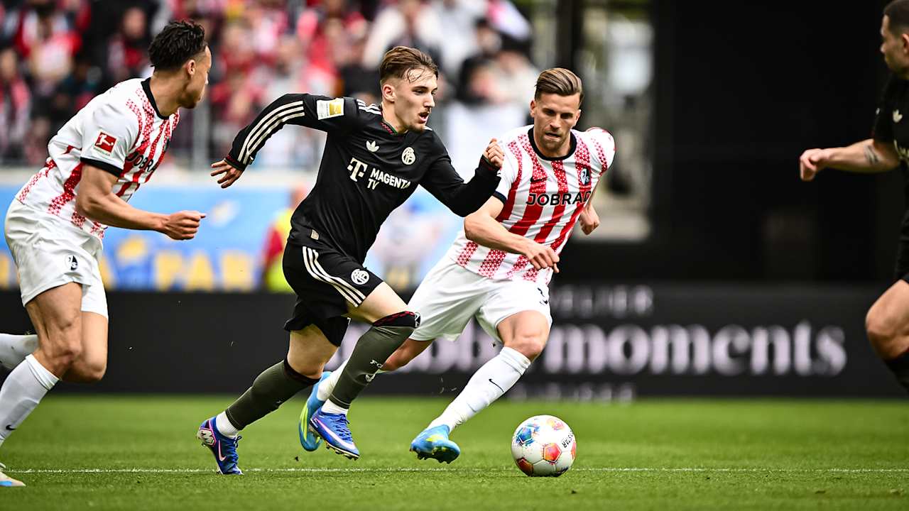 Lennart Karl im Laufduell während des Gastspiels des FC Bayern in der Bundesliga beim SC Freiburg