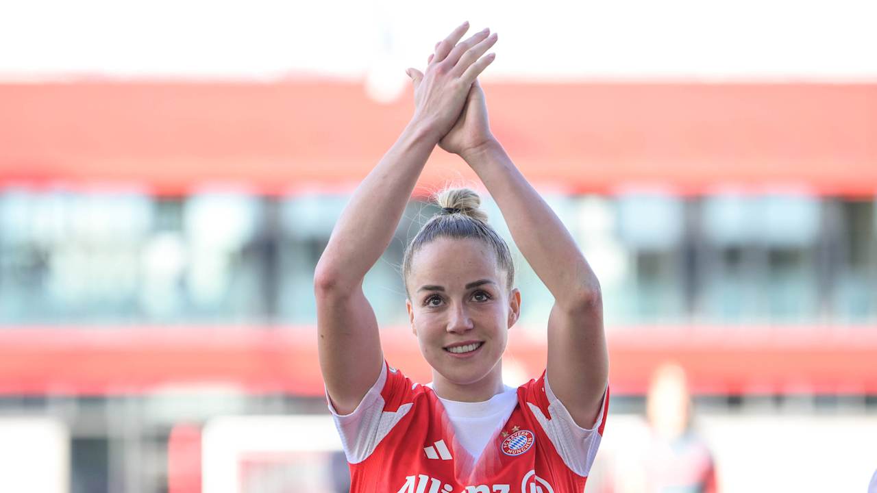 Giulia Gwinn applaudiert nach dem Sieg gegen die SGS Essen.