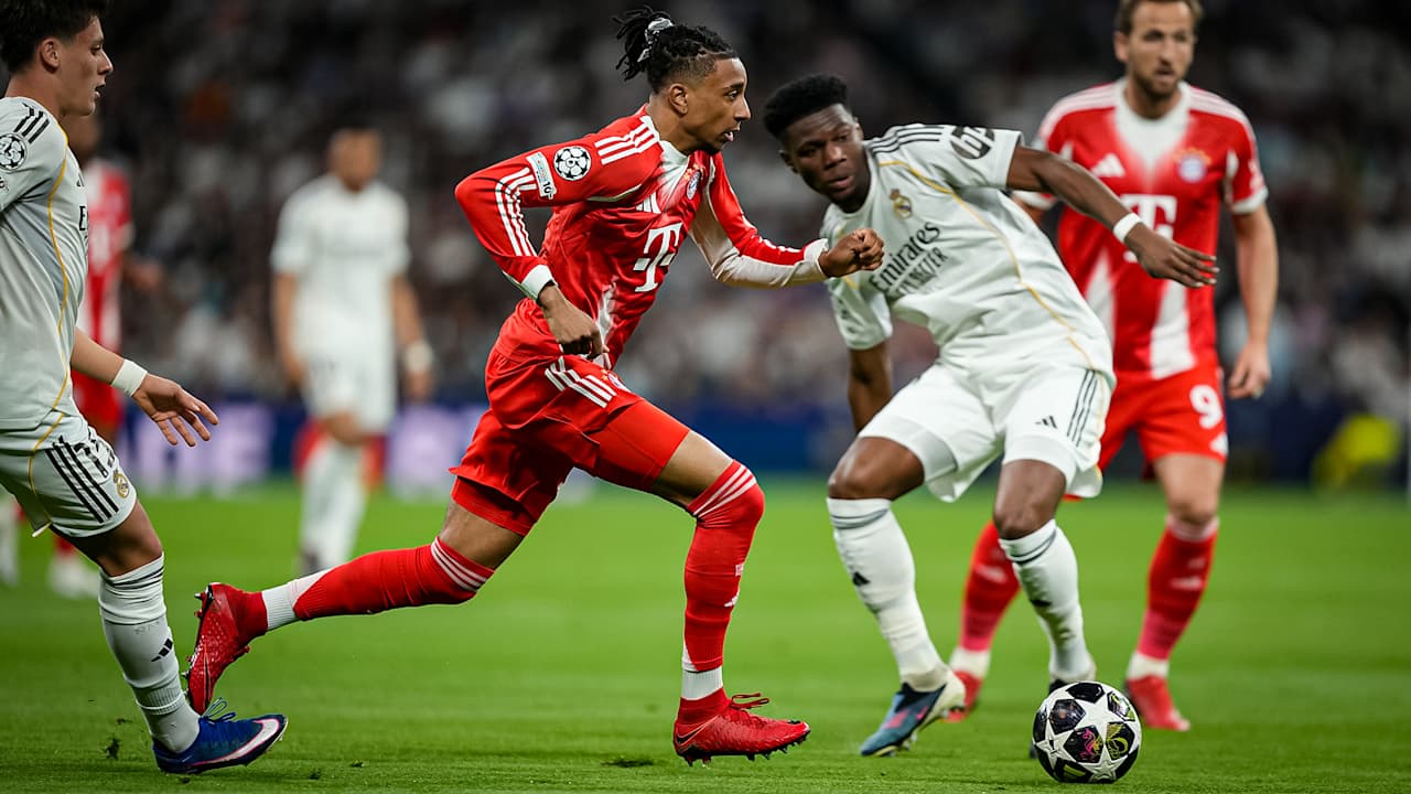 Michael Olise im Dribbling während des Viertelfinal-Hinspiels des FC Bayern bei Real Madrid