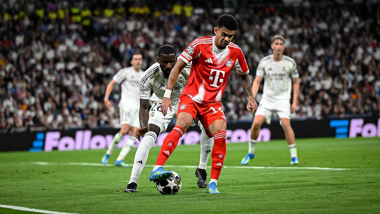 Luis Díaz im Zweikampf während des Viertelfinal-Hinspiels des FC Bayern bei Real Madrid