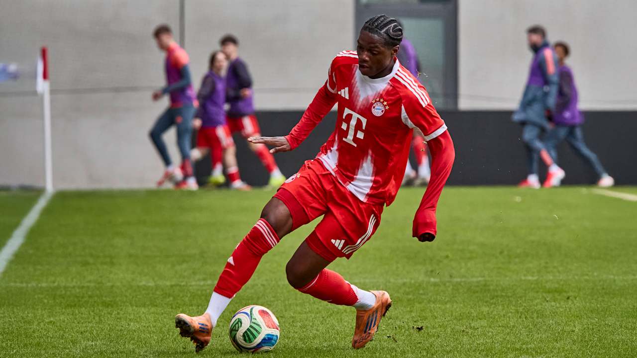 Frank Egwuatu dribbelt im Heimtrikot der U19 des FC Bayern.