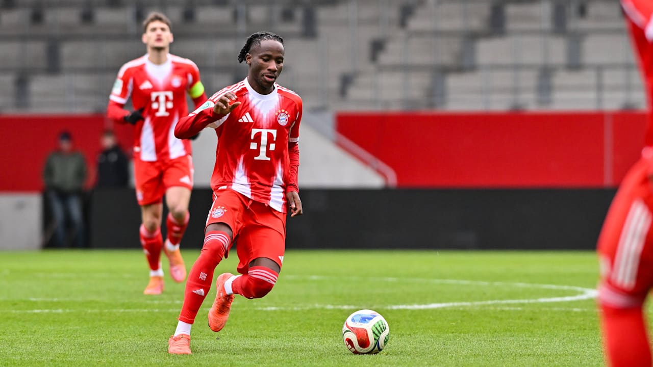 Richard Ajayi führt den Ball im Trikot des FC Bayern.