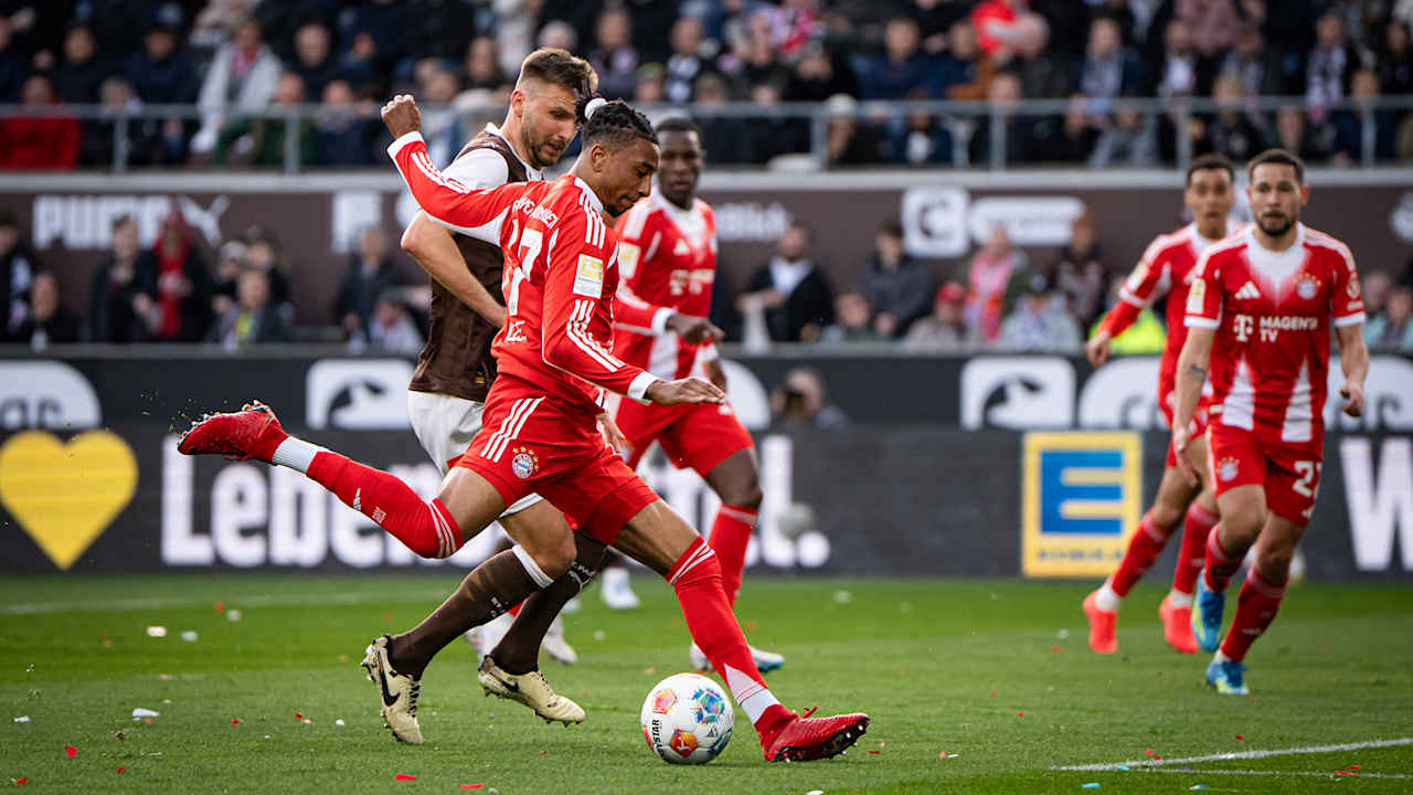 Michael Olise beim Torschuss im Bundesliga-Spiel des FC Bayern beim FC St. Pauli