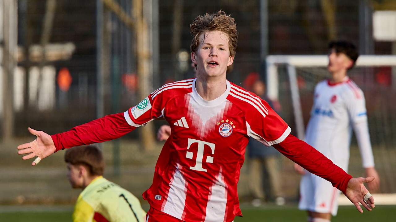 Philipp von Taube streckt bei seinem Jubel die Arme aus.