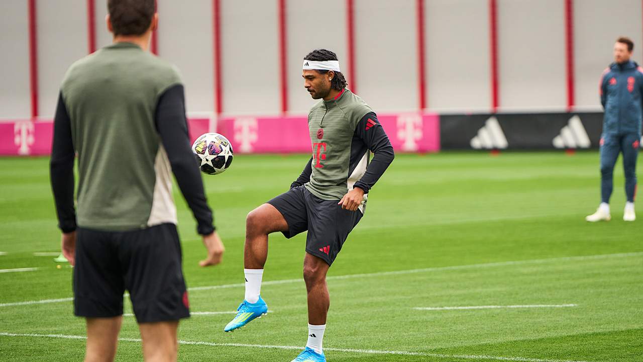 Serge Gnabry jongliert mit dem Ball im Abschlusstraining des FC Bayern vor dem Champions League-Spiel gegen Real Madrid