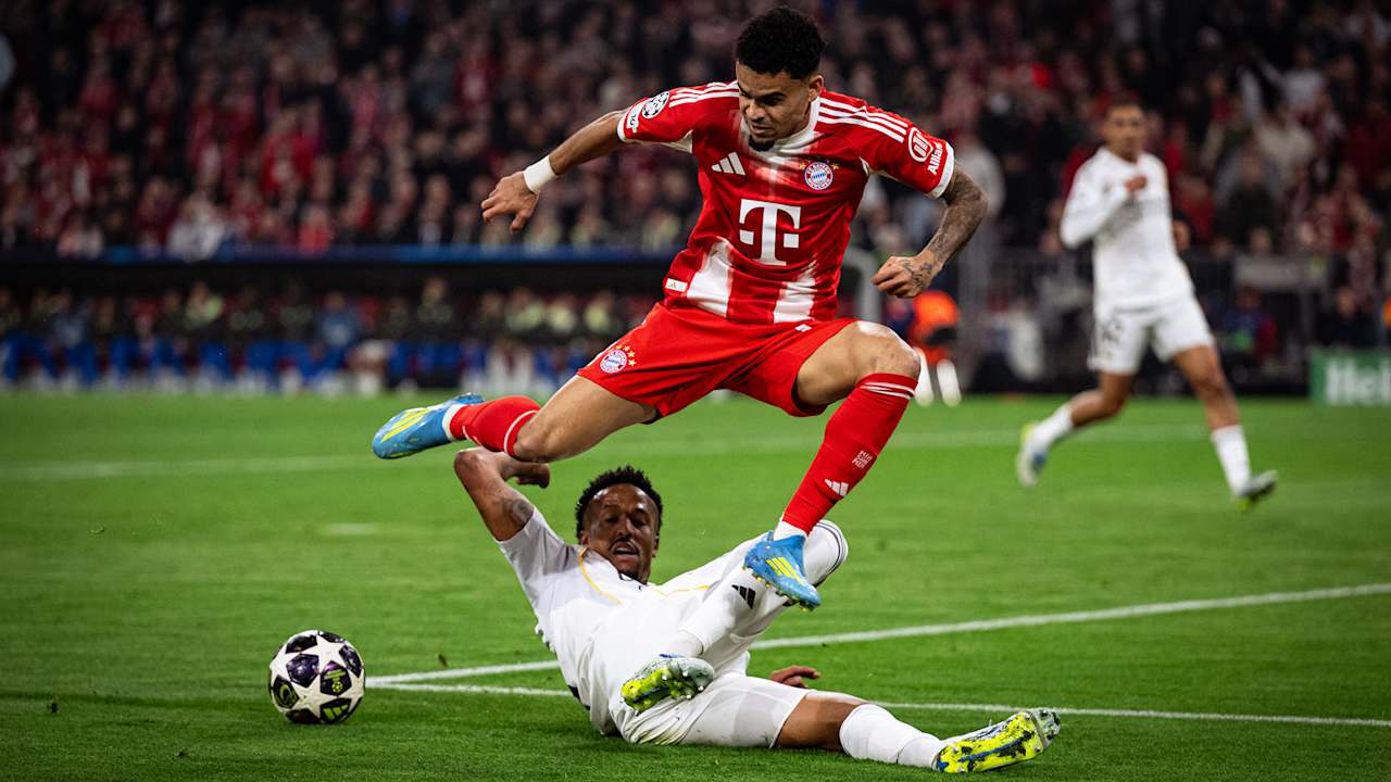 Luis Diaz springt über die Grätsche von Eder Militao im Champions League-Viertelfinale zwischen dem FC Bayern und Real Madrid