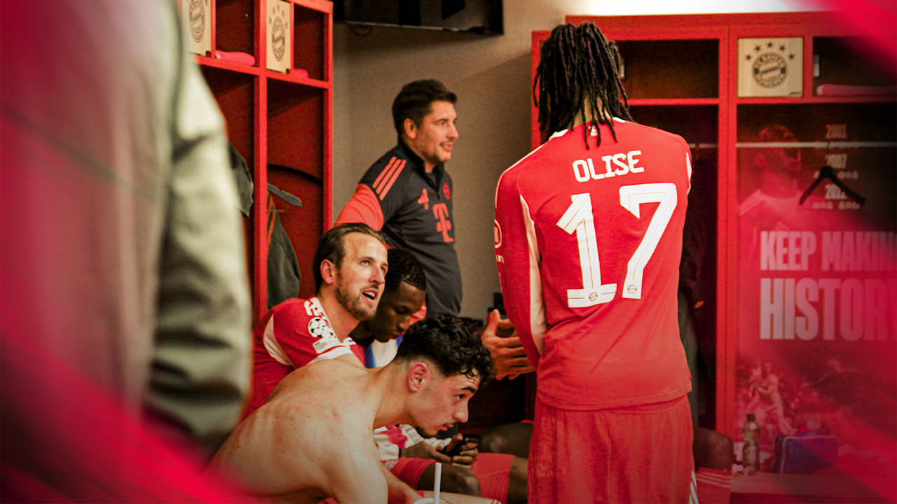 Harry Kane y Michael Olise chocan las manos en el vestuario.