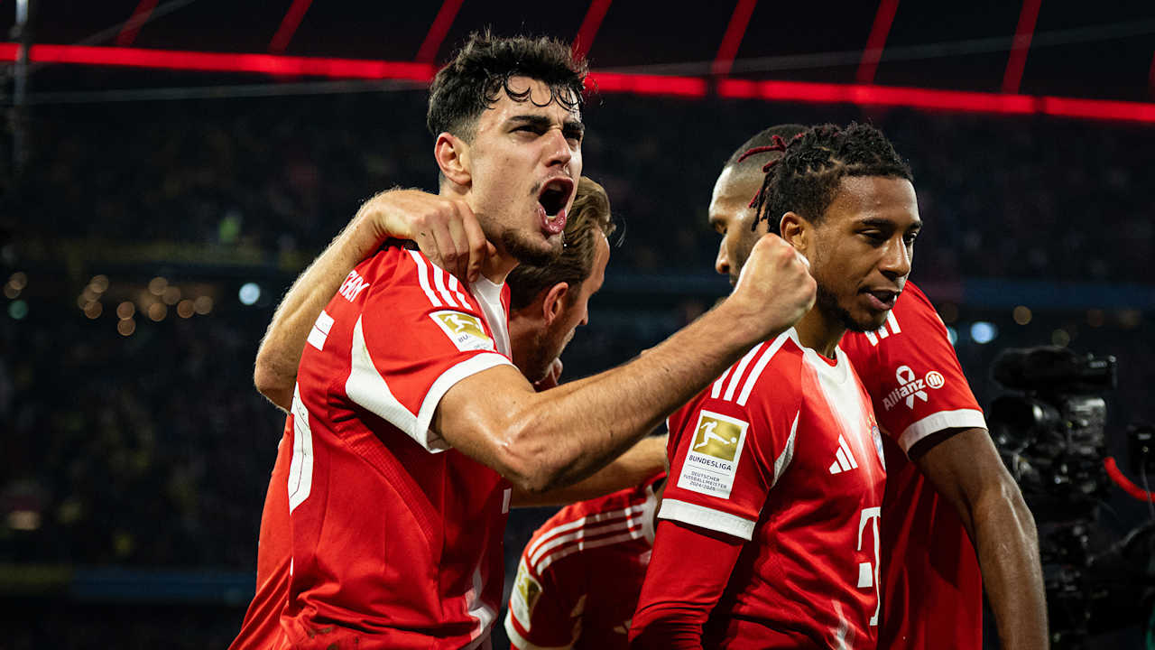 Aleksandar Pavlovic ballt die Faust zum Jubel nach einem Tor des FC Bayern