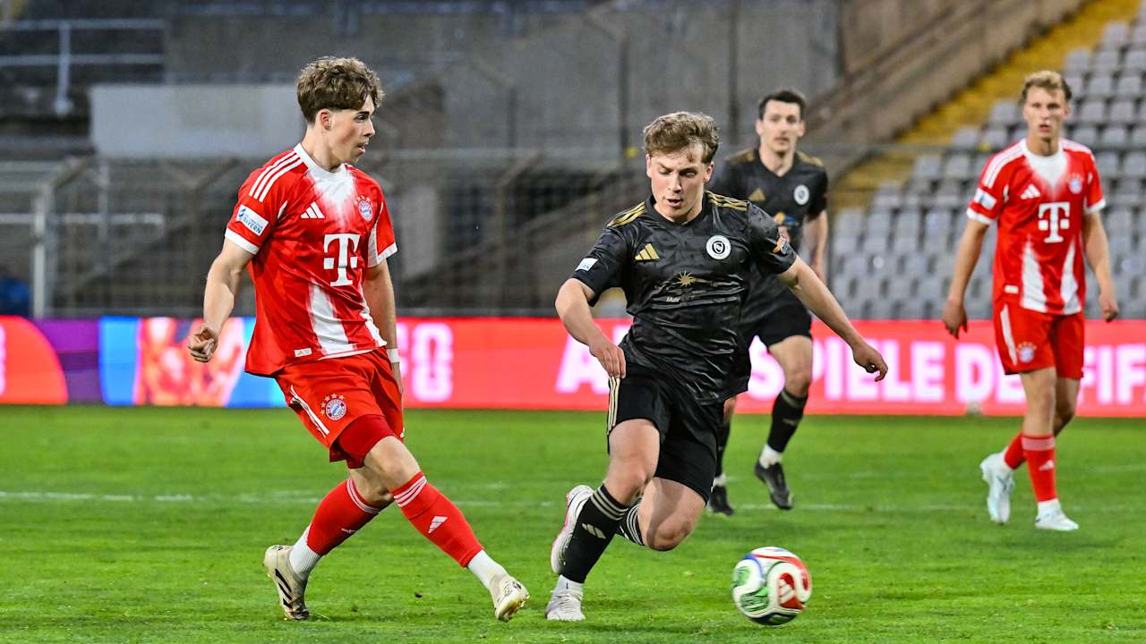 Maximilian Schuhbauer passt den Ball.