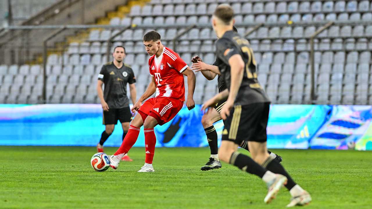 Robert Deziel Jr. passt den Ball.