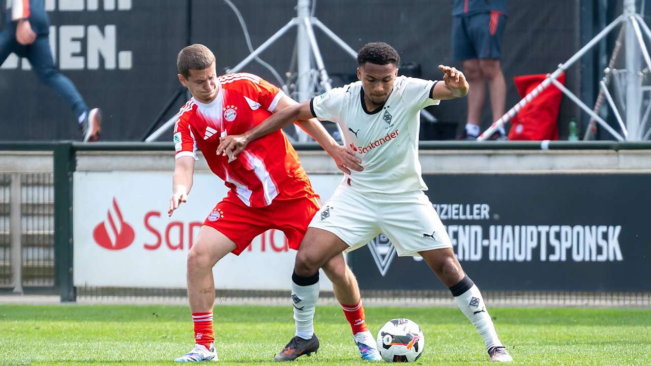 Yll Gashi im Zweikampfduell mit einem Spieler von Borussia Mönchengladbach.