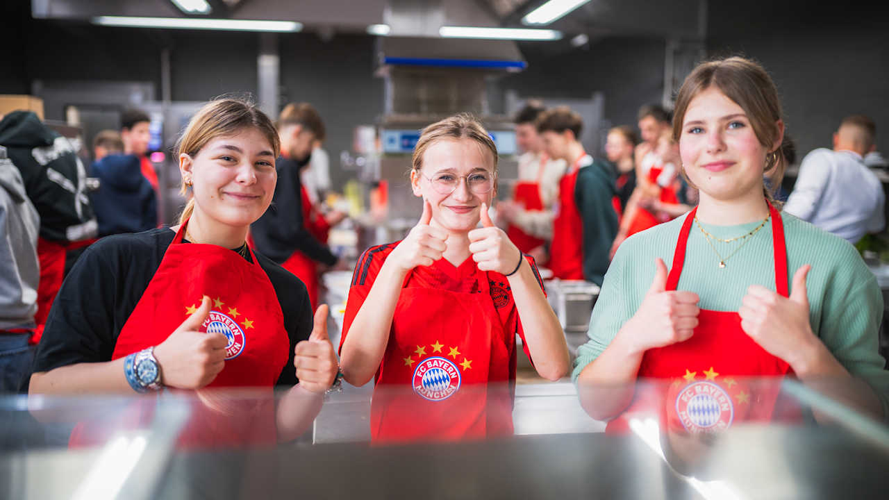 Jugendliche Zeigen Daumen hoch beim Ernährungsworkshop des FC Bayern