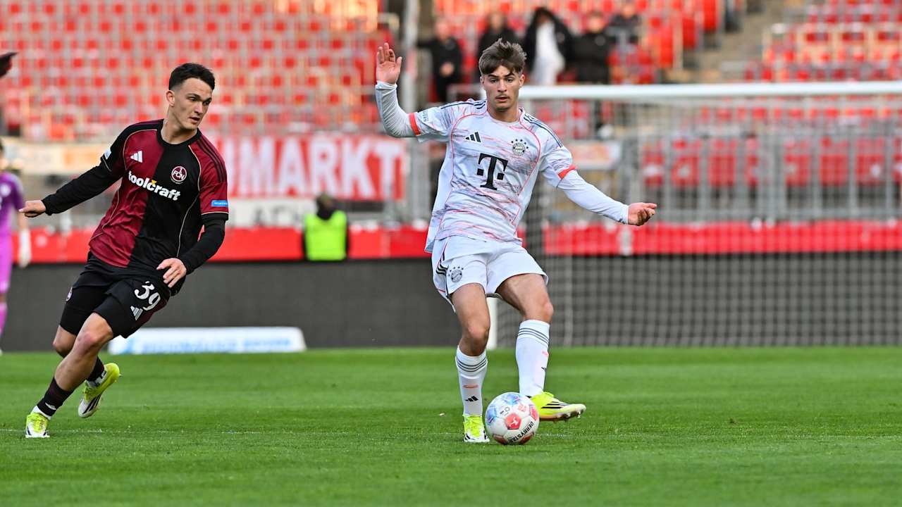 Raphael Pavlic passt den Ball im Spiel der FC Bayern Amateure.
